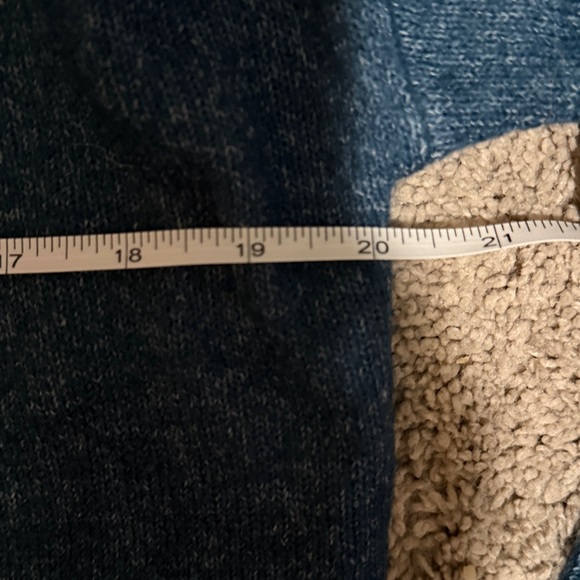 GAP Women's V-Neck Sweater in Deep Blue - Picture 6 of 6